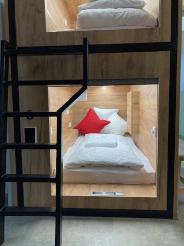 Capsule Hostel Andel Centre Spirit Πράγα Εξωτερικό φωτογραφία