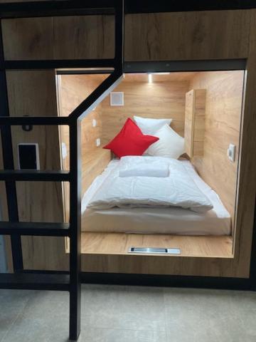 Capsule Hostel Andel Centre Spirit Πράγα Εξωτερικό φωτογραφία